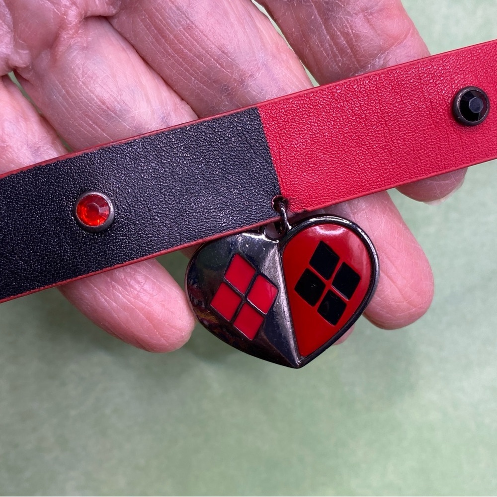DC COMICS Harley Quinn Red & Black Leather Choker Necklace - Picture 5 of 8